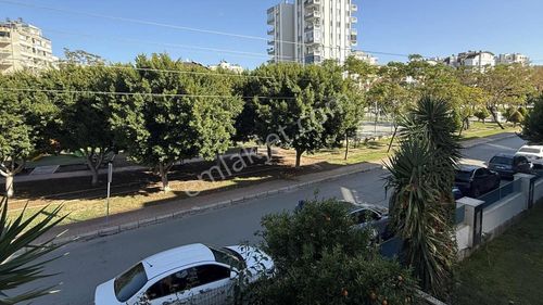 Güzeloba'da Taç Kolejının Arkası Ara Kat 2 + 1 Satılık Daıre