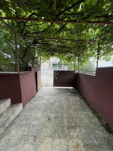 Tırazlı Köyünde Şehre Yakın Yazlık Tadında Müstakil Ev