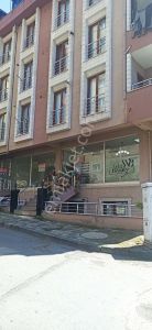 Armağanevlerde Cadde Üzerinde Köşe Binada, Çift Geniş Cepheli