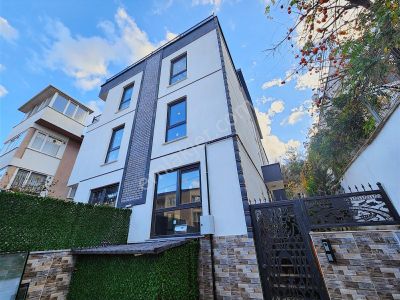 Kayalardan Gümüşlükte 4 Katlı Çift Mutfaklı Bahçeli Lüks Villa