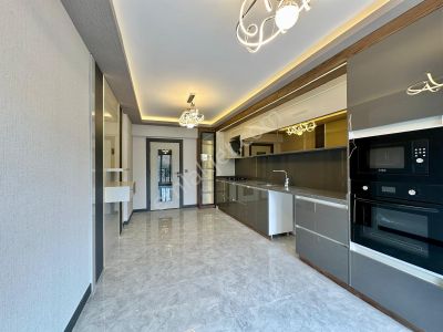 Kalecik Emlak'tan Yerden Isıtma E.banyolu Giy.odalı 4+1 195m²