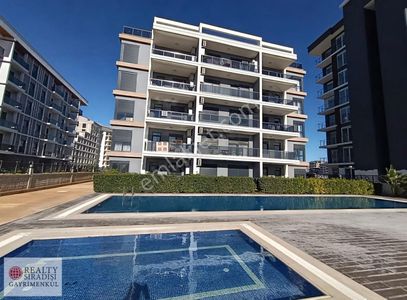 Nitelikli Site,geniş Daire Ve Geniş Bahçe Kullanımlı.