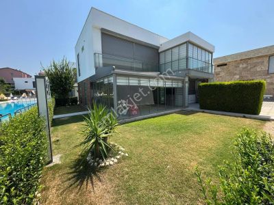 Kuşadası Karaova Da Havuzlu Site İçerisinde 3+1 Villa
