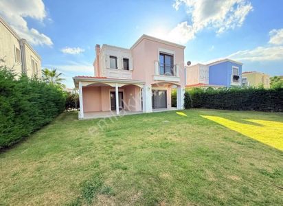 Kuşadasında Ferah 3+1 Sıfır Özel Havuzlu Villa