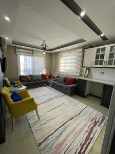 Cadde~üzeri~1+1~full~eşyalı~geniş~oturumlu~site~içerisi~daire~