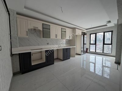 Cihandan Ataparkta Cadde Üzeri Ara Katta Satlık Ful Yapıda 3+1