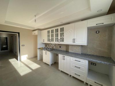 Yesiltepe'de Yenı Yapı Balkonlu Cok Geniş Ebeveynli 3+1 K.mutfak