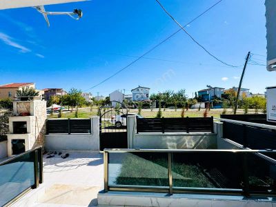 Yeniçiftlikte Merkezi Konumda Ön Tarafı Park Alanı 4+1 İskanlı Villa Yazlık