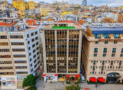 Karaköy Kemeraltı'nda Tramvay Hattı Üstü Hazır Kiralık Ofis Katı
