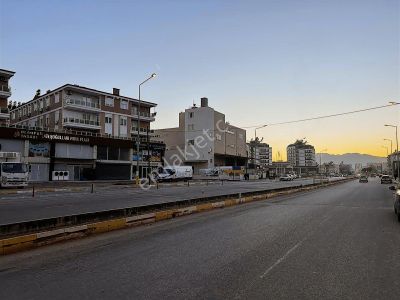 Hüsnü Karakaş'ta Satılık Cadde Üzeri Köşe Dükkan