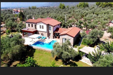 Köyceğiz Zeytinalanında 6 Dönüm İçinde Muhteşem Havuzlu Villa