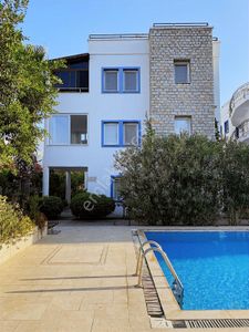 Tayman'dan Bitez'de Yüzme Havuzlu Sitede Satılık 3+1 Bahçe Dblx