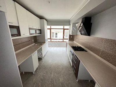 İncirli Lisesi Ve Yunus Emre Cad Yanı Orta Kat 3+1 Ön Bağımsız