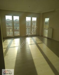 Arda Emlak Ofisin’den Özgür Çocuklar Parkı Yakını Ara Kat Havuzlu Geniş Daire