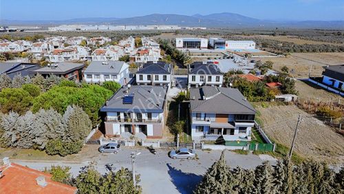 Medar Siteler Bölgesinde Kusursuz Sıfır 4+1 Havuzlu 176 M2 Villa