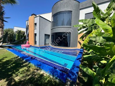 Kuşadası Merkezde Satılık 4+1 Müstakil Bahçeli Villa