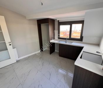 K.yalı E'5 Metroya Yakın Ferah 3+1 Dubleks Daire