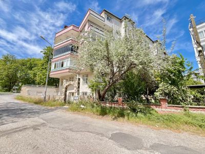 Akçay Sezgin Emlaktan Fırsat! Ön Cephe Asansörlü Geniş 3+1 Daire