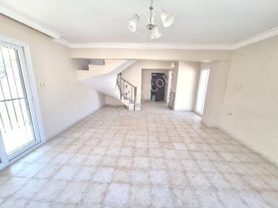 Doğalgaz Altyapılı Kuşadası Ege Mmahallesi'nde Havuzlu Sitede Eşyasız Boş Kiralık 3+1 Dubleks Daire