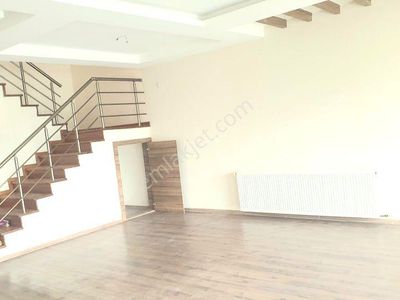 Kuşadası Merkezde Havuzlu Sitede Doğalgazlı 250m2 Eşyasız Boş Kiralık 4+1 Çatıdubleks Daire