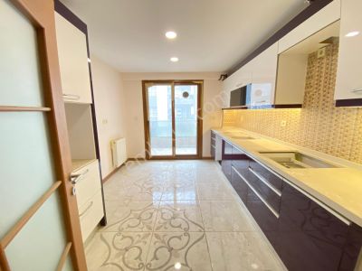 Buca Yenigün Mah Kolej Karşısı Ara Kat Köşe Çift Banyo Asansörlü