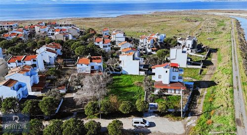 Altınova'da Denize 300 M Site İçi Villa Arsası