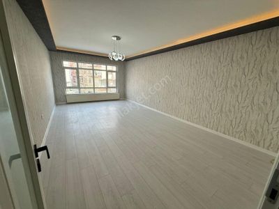 Bilgen Vatan'dan Şenlik'te Cadde Yakını 1. Kat Ön Cephe Megalüks Yapılı Ebeveyn Banyolu Satılık 3+1