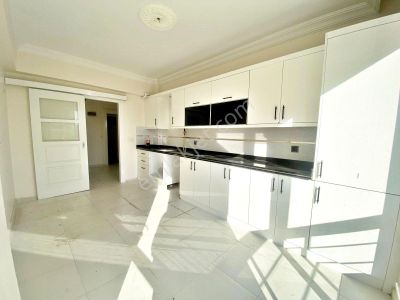 Fıstıklık'ta Cadde Üzeri Gaziray Karşısı Az Katlı Bakımlı 3+1 Daire