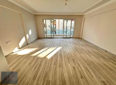 Zeki Emlak'tan Muradiye Mh. Cadde Üzeri Satılık 3+1 Daire