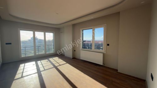 No:10 Gayrimenkul’den | Merkezi Konumda, Site İçinde, Ön Cephe & Çift Balkonlu 135 M² Köşe Daire