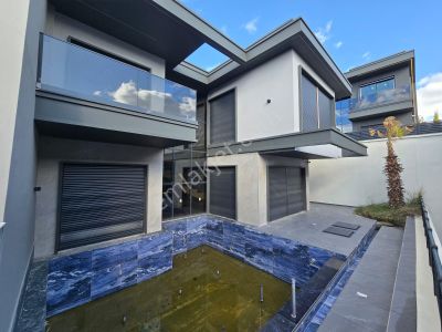 Manzara-güvenlik-özel Havuz-bahçe-otopark-yerden Isıtma-ultra Lüx-akıılı Ev -6+1 Fırsat Villa