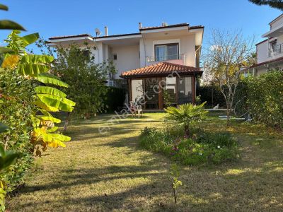 Köşe Konumlu Geniş Bahçeli Girişte Yatak Odası Banyolu 4+1villa