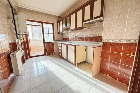 Kafkaslar'da Petrol Ofisi Yakını Ön Cepheli 3+1 Ara Katta Daire