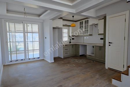 Route 10'dan Dikili Çandarlı'da Denize Sıfır Site Satılık Villa