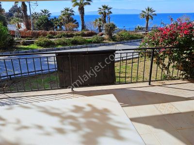 Kuşadasında Güvenlikli Sitede Denize Sıfır Eşyalı 3+1 Doğalgazlı