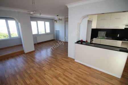 Mit Evleri Ve Pazar Yeri Yakını Park Karşısı D.gazlı 3+1 Kiralık