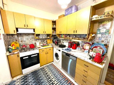 𝄞melodi'den Akçay Merkez Cuma Pazarı Civarında Ön Cephe Ayrı Mutfaklı Çift Balkonlu 2+1 Daire