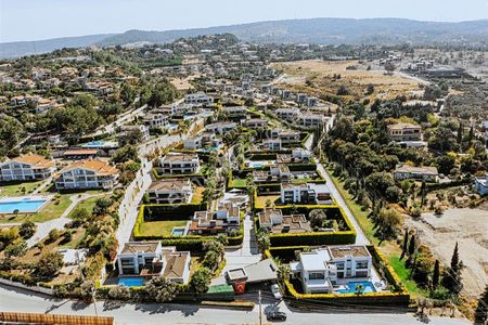 Urla Kekliktepe'de Sitede Özel Havuzlu Modern Villa Rezerve'den