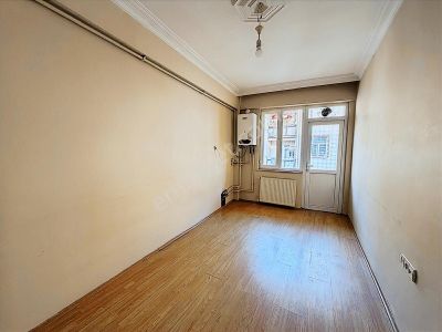 Seylap Caddesi Yakını Ara Kat-iki Balkonlu Geniş 1+1