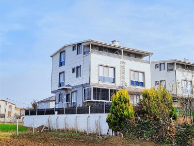 Yeniçiftliğin Tam Merkezinde Herodası Banyolu Bahçeli 4+1 Yazlık