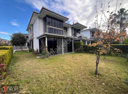 Kuşadası Havuzlu Site İçerisinde Deniz Ve Doğa Manzaralı Villa