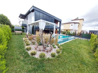 Edremit'in Prestijli Lokasyonunda Göz Alıcı Müstakil Villa