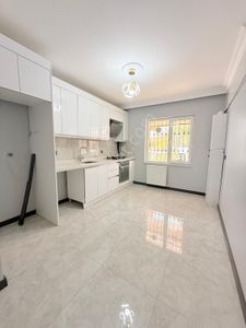 Yıldız'dan Çarşı İçinde Altında Daire Olan E.banyolu 2+1 Y.giriş