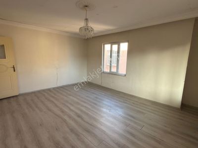 60. Yıl Mahallesi'nde Ana Cadde'de 3+1 Daire Yapı Kayıt Belgeli