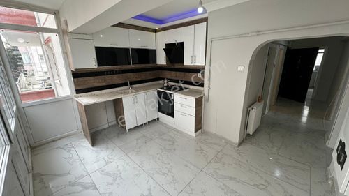 Hayal^den Pınarbaşı Mh^de Merkezi Konumda Ara Katta Yapılı Masrafsız 3+1!!