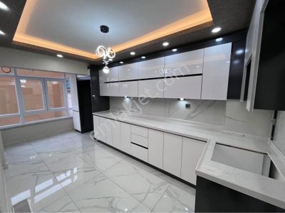 Beylikdüzü Cumhuriyet Mh. Metrobüse Yakın 5 Dk Mesafede 2+1 Dairemiz...