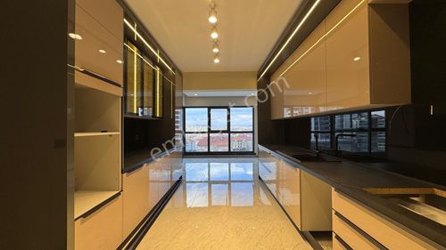 Pursaklar Mehmet Zengin Emlak'tan Kapalı Otoparkı Ultra Lüks Sitede 2.kat 4+1 Daire