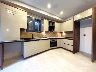 Akçay Merkez'de Aygül'den Denize 50 Mt Sıfır Yerden Isıtmalı Şık Mimarili Teraslı 2+1satılık Dubleks