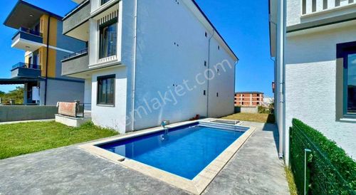 Karasu'da Sıfır 2+1 Havuzlu Sitede Kira Getirili Satılık Daire