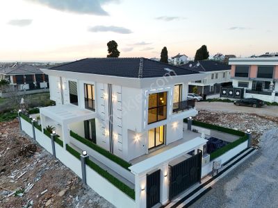 Didim'de Fırsat !!! Bu Villa Kaçmaz !!! 3+1 Lüx Ve Konforun Zirvesi Otoparklı Ve Havuzlu